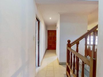 CASA 5 AMBIENTES CON GARAGE DOBLE QUINCHO Y JARDIN
