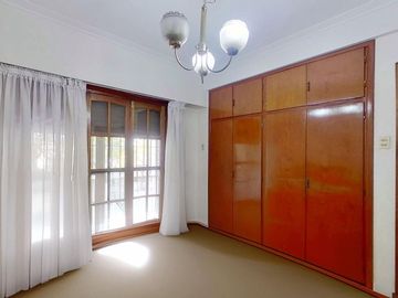 CASA 5 AMBIENTES CON GARAGE DOBLE QUINCHO Y JARDIN