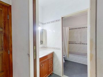 CASA 5 AMBIENTES CON GARAGE DOBLE QUINCHO Y JARDIN