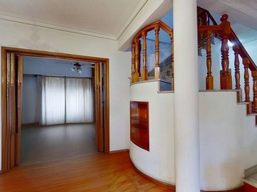 CASA 5 AMBIENTES CON GARAGE DOBLE QUINCHO Y JARDIN