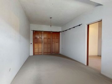 CASA 5 AMBIENTES CON GARAGE DOBLE QUINCHO Y JARDIN