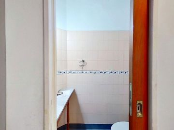 CASA 5 AMBIENTES CON GARAGE DOBLE QUINCHO Y JARDIN