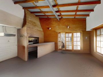 CASA 5 AMBIENTES CON GARAGE DOBLE QUINCHO Y JARDIN