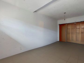 CASA 5 AMBIENTES CON GARAGE DOBLE QUINCHO Y JARDIN