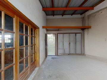 CASA 5 AMBIENTES CON GARAGE DOBLE QUINCHO Y JARDIN