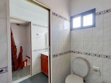CASA 5 AMBIENTES CON GARAGE DOBLE QUINCHO Y JARDIN
