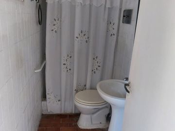 VENTA CASA 3 AMB + DEPTO 3 AMB Y LOCAL CASTELAR