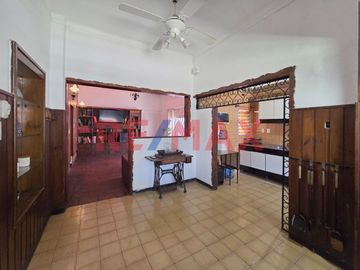 VENTA CASA 3 AMB + DEPTO 3 AMB Y LOCAL CASTELAR