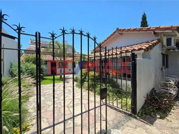 VENTA CASA 3 AMB + DEPTO 3 AMB Y LOCAL CASTELAR