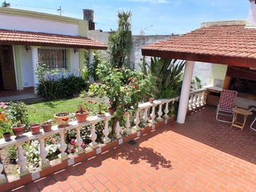 VENTA CASA 4 AMB QUINCHO GARAGE APTA CREDITO LUJAN