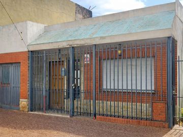 VENTA CASA 4 AMB VILLA TESEI CON JARDIN Y GARAGE