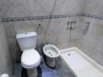 CASA EN MORENO VENTA 2 DORMITORIOS+ JARDIN+COCHERA