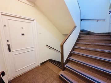VENTA TRES AMBIENTES CON BALCÓN COCHERA SAAVEDRA