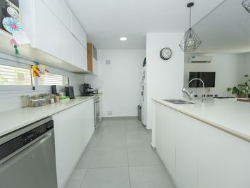CASA EN VENTA LA PLATA 3 DORMITORIOS AMPLIO PARQUE