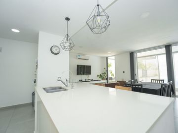 CASA EN VENTA LA PLATA 3 DORMITORIOS AMPLIO PARQUE