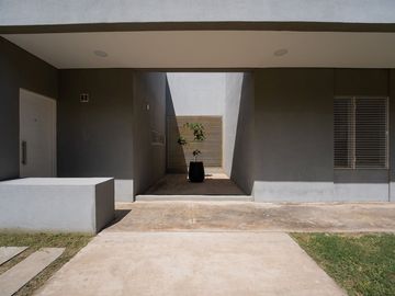 CASA EN VENTA LA PLATA 3 DORMITORIOS AMPLIO PARQUE