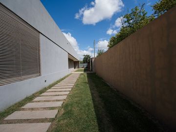 CASA EN VENTA LA PLATA 3 DORMITORIOS AMPLIO PARQUE