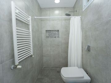 CASA EN VENTA LA PLATA 3 DORMITORIOS AMPLIO PARQUE