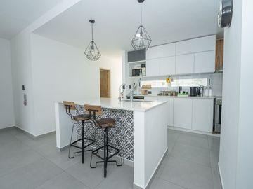 CASA EN VENTA LA PLATA 3 DORMITORIOS AMPLIO PARQUE