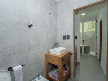 CASA EN VENTA LA PLATA 3 DORMITORIOS AMPLIO PARQUE