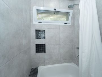 CASA EN VENTA LA PLATA 3 DORMITORIOS AMPLIO PARQUE