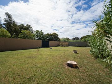 CASA EN VENTA LA PLATA 3 DORMITORIOS AMPLIO PARQUE