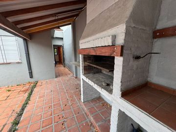 VENTA CASA 4 AMB CON PATIO Y COCHERA EN ITUZAINGO