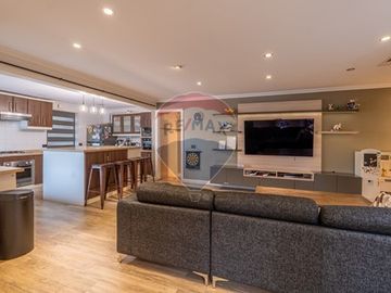 Casa Remodelada de 233mt2  út. en El Rodeo