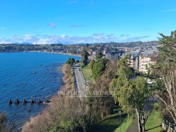 Espectacular departamento con vista al lago y volcanes,  edificio Península Park, Puerto Varas