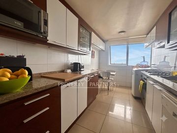 Se vende departamento en sector residencial poniente con amplios espacios, finas terminaciones y hermosa vista