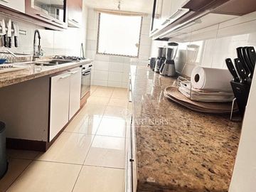 Se vende departamento como nuevo, amoblado, excelentes espacios y extraordinaria ubicación. 4 dormitorios 3 baños 2 estacionamientos 1 bodega