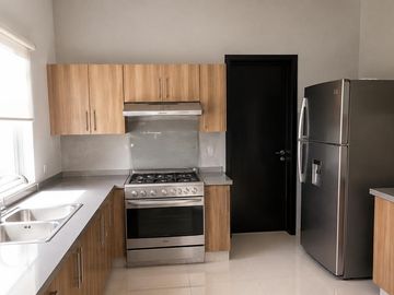 RENTA CASA EN AV COLEGIOS ZONA HUAYACAN CANCUN
