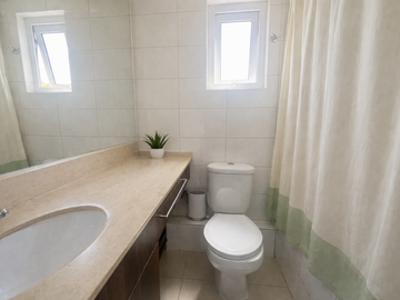 CASA DE 3 PISOS DENTRO DE CONDOMINIO NO PERIMETRAL