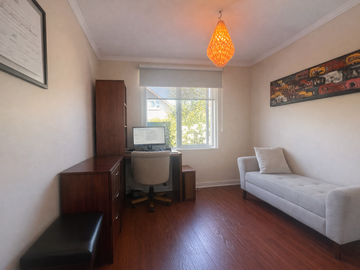 CASA DE 3 PISOS DENTRO DE CONDOMINIO NO PERIMETRAL