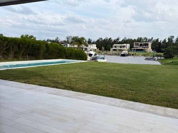 Casa en Venta al rio en Barrio Náutico San Juan