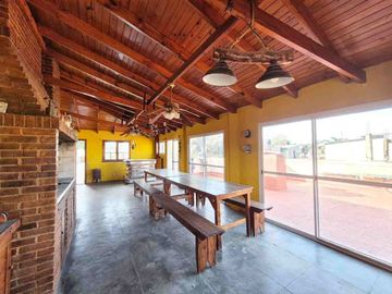 CASA 4 AMB QUINCHO TERRAZA COCHERA CASTELAR SUR