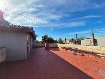 CASA 4 AMB QUINCHO TERRAZA COCHERA CASTELAR SUR
