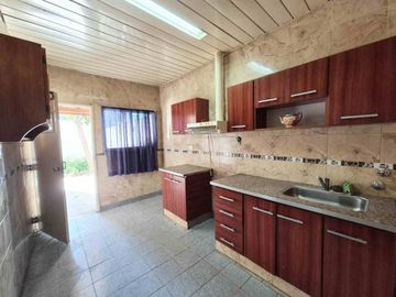 CASA 4 AMB QUINCHO TERRAZA COCHERA CASTELAR SUR