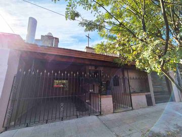CASA 4 AMB QUINCHO TERRAZA COCHERA CASTELAR SUR