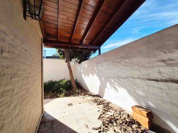 CASA 4 AMB QUINCHO TERRAZA COCHERA CASTELAR SUR