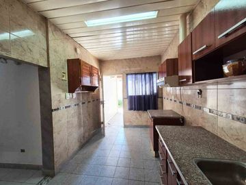 CASA 4 AMB QUINCHO TERRAZA COCHERA CASTELAR SUR