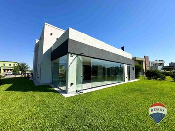 CASA EN VENTA 6 AMBIENTES EN CANNING TERRALAGOS