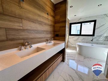 CASA EN VENTA 6 AMBIENTES EN CANNING TERRALAGOS