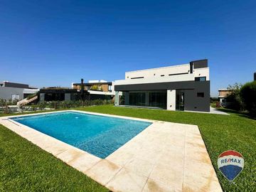 CASA EN VENTA 6 AMBIENTES EN CANNING TERRALAGOS