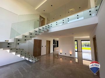 CASA EN VENTA 6 AMBIENTES EN CANNING TERRALAGOS