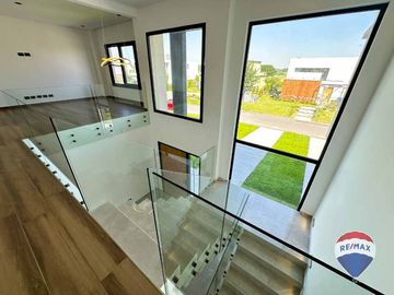 CASA EN VENTA 6 AMBIENTES EN CANNING TERRALAGOS