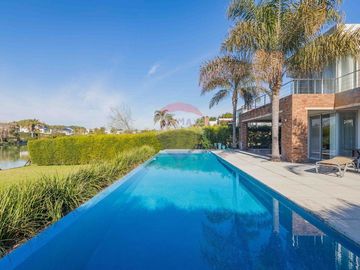 Venta casa Santa Bárbara al agua 7 ambientes