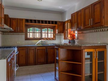 CASA EN VENTA LA PLATA PILETA 4 DORMITORIOS
