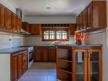 CASA EN VENTA LA PLATA PILETA 4 DORMITORIOS