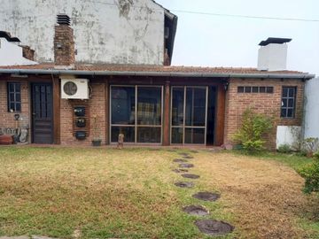 CASA 5 AMBIENTES VENTA  CASTELAR